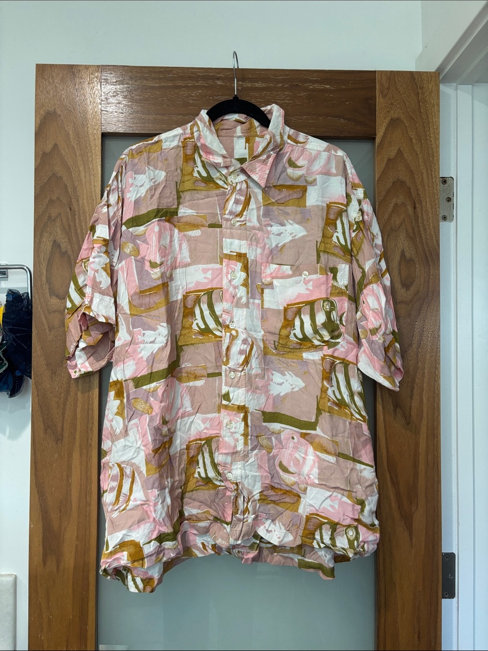 Men's Casual Short-Sleeve Button-Down Shirt in Aquarium Fish Pink and Olive